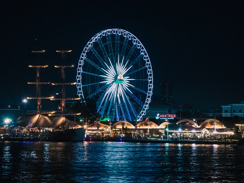 Ferris wheel city night view