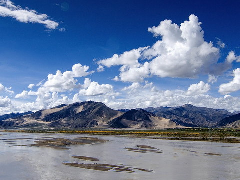 Blue Sky and White Cloud Scenery in Tibet