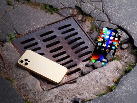 Apple mobile phone iPhone mobile phone scene manhole cover sewer cover